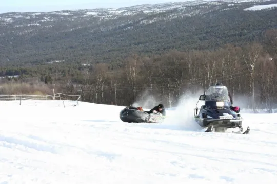 Snøscooter og snørafting