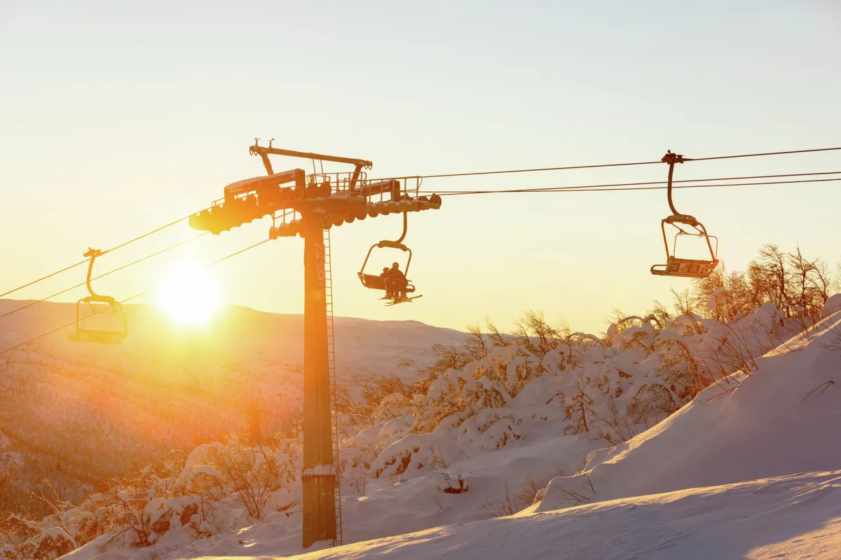 Vinter på Geilo, skiheis i soloppgang